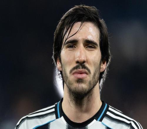 紐卡標(biāo)價1億歐！意媒：阿森納加入托納利爭奪，曼聯(lián)或被再次截胡