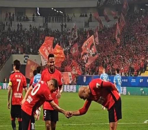 姜至鵬被紅牌罰下！中超揭幕戰(zhàn)：一場51大勝，成都蓉城擊敗深圳