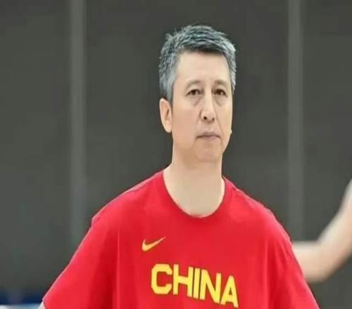 郭士強幽默回應：打日本隊時的搶斷，我碰到球了！他運球幅度過大