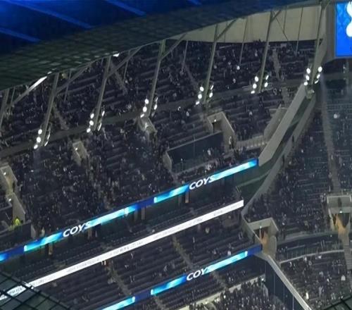 熱刺慘敗引發震驚：大批球迷上半場中途憤然離場