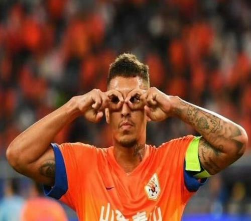 泰山18分鐘2球領先！克雷桑造點+點球破門，中超105場轟60球