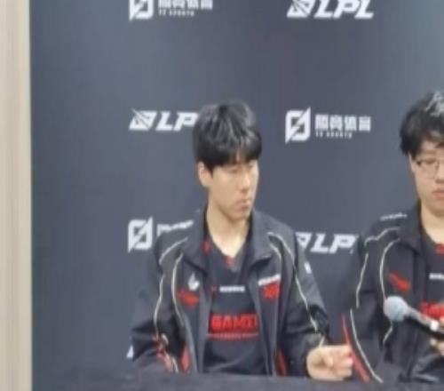 GALA：感覺WBG下路發(fā)揮挺好的，把他們組合優(yōu)勢的地方都打出來了