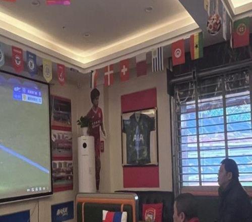 重慶球迷滿意銅梁龍客場(chǎng)拿分，向余望父親期待兒子中超首球