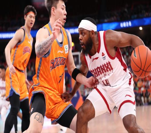 王哲林隊(duì)友拿頂薪25歲迎3驚喜，合同剩5個(gè)月，待遇不輸張鎮(zhèn)麟