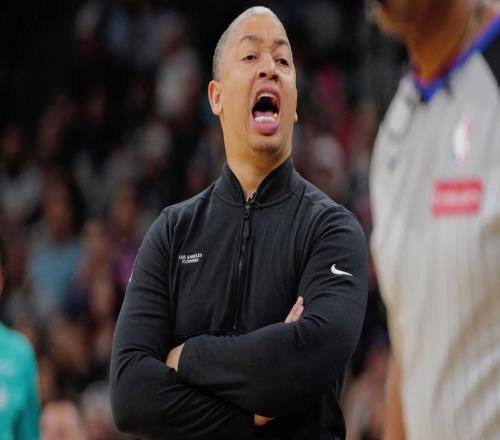 盧：馬刺聯(lián)防讓我們進攻停滯巴圖姆說文班在中間他傳不出去