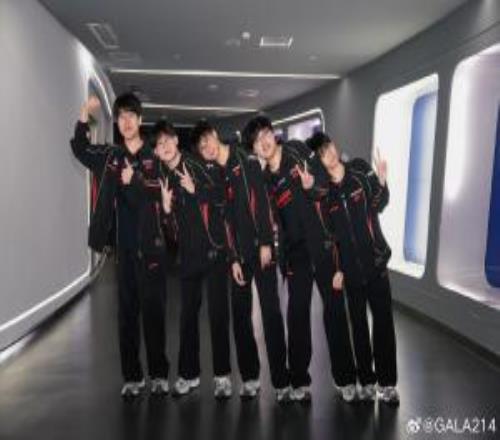 GALA:“兄弟們明天決賽加油!JDG去巴西啦!”