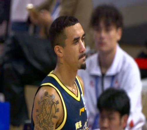 下個(gè)賽季改為三外援廣東隊(duì)?wèi)K遭重創(chuàng)，逼杜鋒“3選1”裁掉奎因