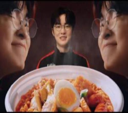 Faker與韓國食物品牌的最新視頻廣告:經(jīng)典韓式泡面+年糕豆腐