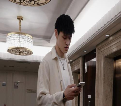 記者：曾凡博缺席公開訓(xùn)練，全明星歸來后仍需繼續(xù)治療膝傷