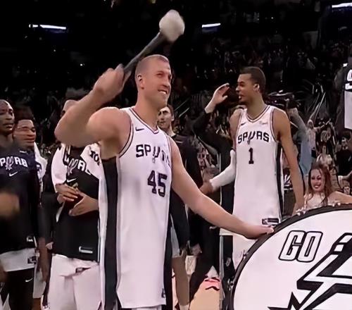 隨著馬刺5連勝，火箭11399猛龍，西部最新排名出爐！太陽(yáng)穩(wěn)7沖6