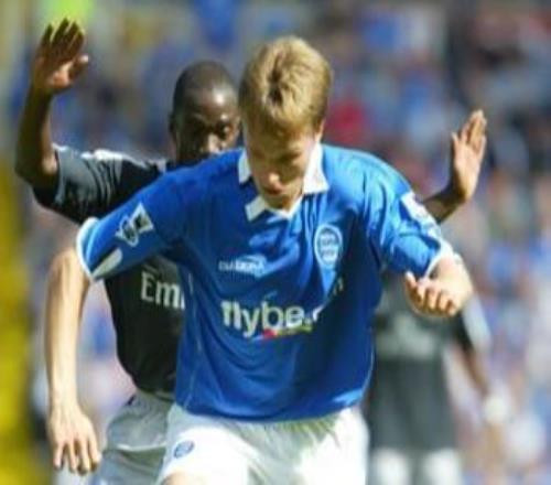 切爾西飛翼，一粒進(jìn)球改變俱樂部歷史，29歲養(yǎng)老，退役當(dāng)建筑工人