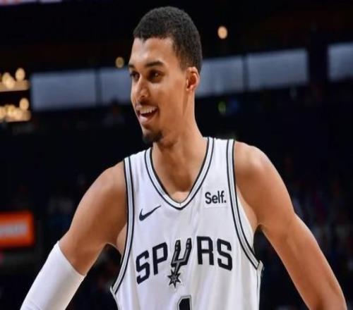 布朗被驅(qū)逐塔圖姆空砍24分，文班39+11+2封蓋，馬刺雙殺凱爾特人