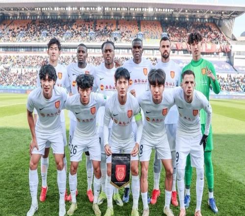 中超升班馬票價(jià)太高！球迷怒了俱樂(lè)部門(mén)口放韭菜抗議黃健翔炮轟