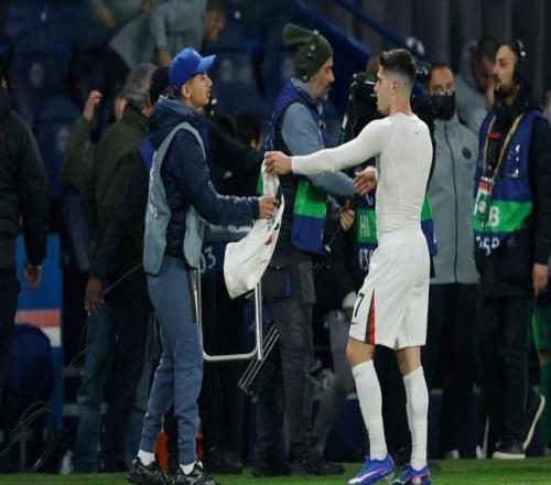 切爾西25慘敗巴黎！內(nèi)托怒推球童引沖突，致敬阿扎爾