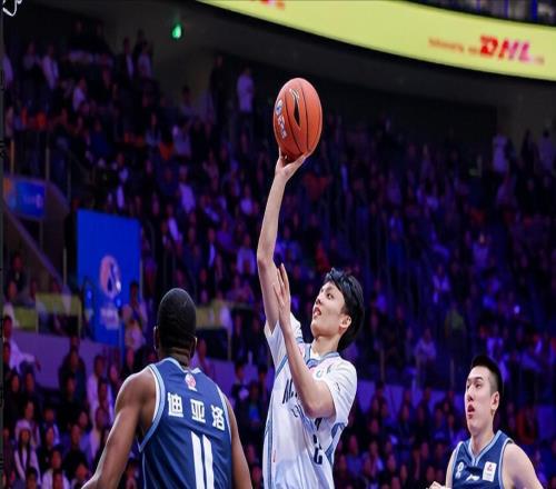 廣東男籃8082輸新疆，看看媒體怎么說，徐杰和胡明軒成罪魁禍首