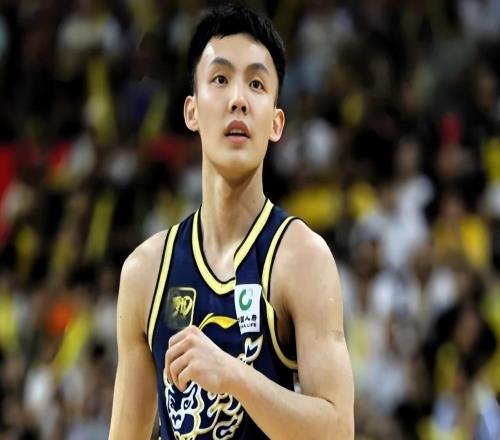 新疆逆轉(zhuǎn)廣東！勞森統(tǒng)治內(nèi)線，三將攻守兼?zhèn)?，廣東僅靠外援發(fā)揮！