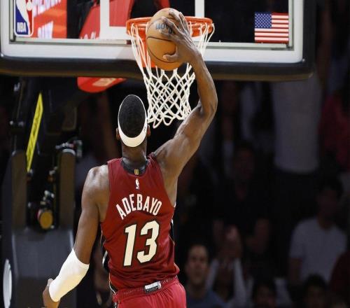 本斯蒂勒巧妙地回應(yīng)了阿德巴約的83分表現(xiàn)，并向卡姆佩恩致敬