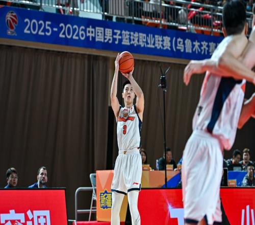 三連??！杜鋒忍不了，胡明軒11中3，徐杰0分，朱芳雨沒(méi)找來(lái)救兵