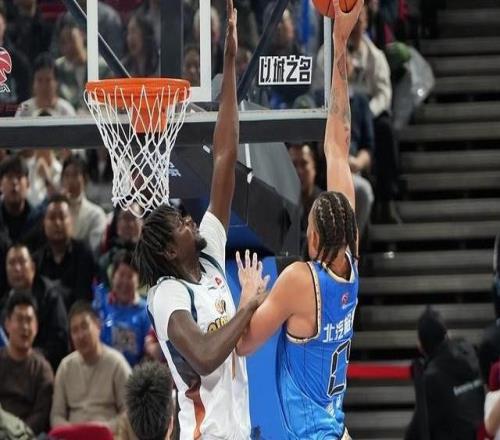 CBA生涯首秀！麥基12中5得12分6板3助連續(xù)“舉火燒天”引關(guān)注