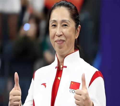 連續(xù)3次打成2+1！轟21+11，鄭薇點贊女籃2米01中鋒：打出了特點