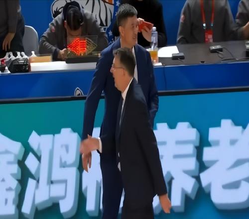 領(lǐng)先18分都能輸！杜鋒的“老寒腿組合”，到底在想什么