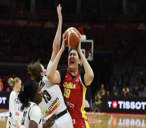 讓人心疼！女籃輸比利時(shí)15分，張子宇成唯一亮點(diǎn)，鄭薇與全隊(duì)擁抱