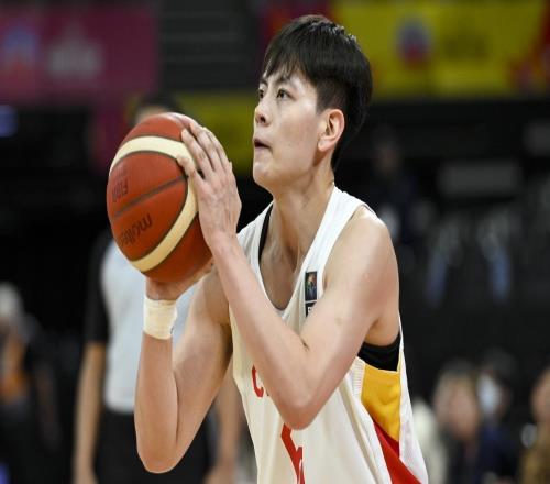 鄭薇淘汰的人，被宮魯鳴重用當(dāng)隊(duì)長，半場0分，球迷：又菜又裝！