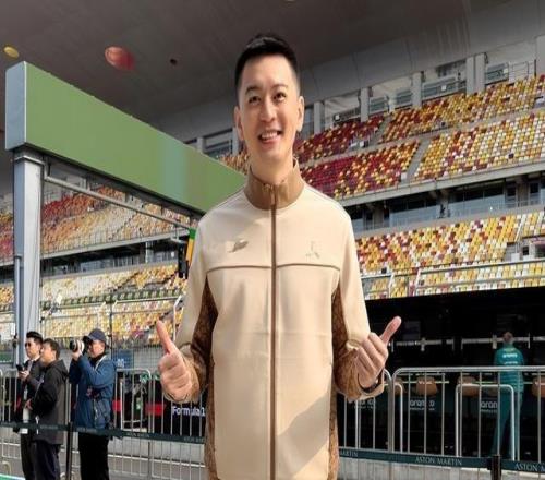 狀態(tài)真好！前遼寧男籃主帥楊鳴社媒曬照：看看F1到底咋回事