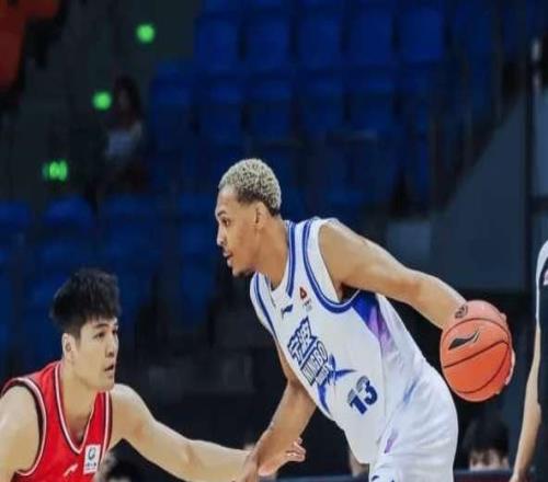 牛逼！主帅停赛翻译指挥，剩5秒后卫画