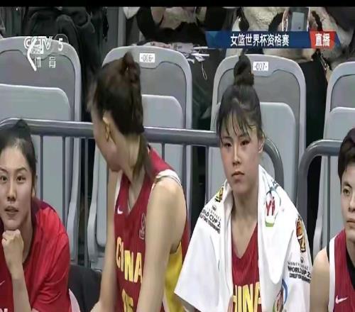 光高度有何用全場(chǎng)11中2，6分5板+上籃不中，球迷：用劉禹彤換她