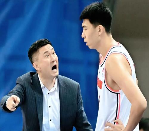 第二個徐昕一犯錯立馬被杜鋒換下，球迷：很難在廣東打出來