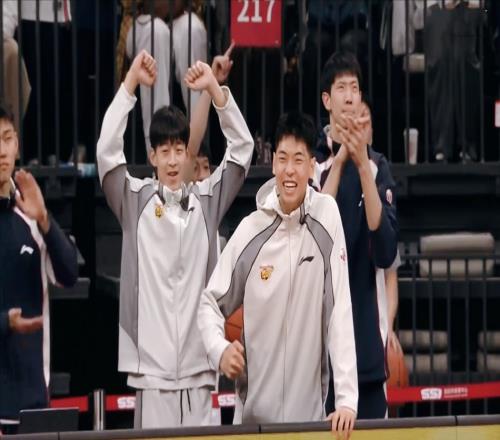 奇兵2记3分拯救杜锋,终结4连败!CBA焦点德比:萨林杰爆发斩旧主