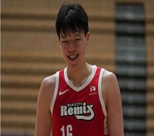 楊瀚森狂砍47分21板，只換來48秒0+0+0，惡心誰呢