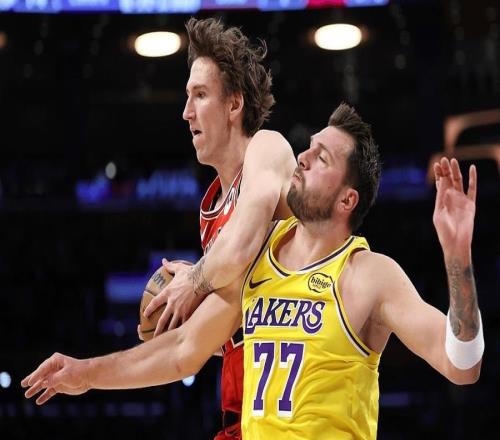 狂轟99+22+23！湖人三巨頭打瘋了，西部懸念再起，老詹要沖第5冠