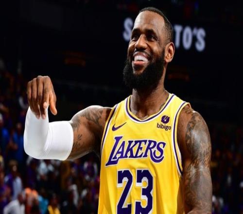 小里絕平+東契奇加時準絕殺！41歲詹皇甘當綠葉倒地飛撲令人淚目