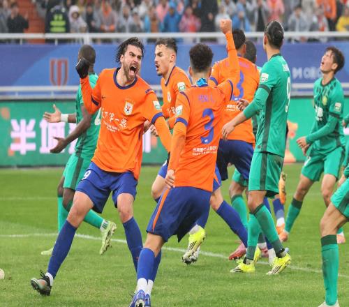 山東泰山力克北京國安，謝文能連場(chǎng)破門，克雷桑上演強(qiáng)勢(shì)絕殺