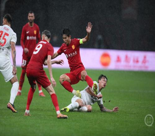 重慶銅梁龍豪取中超首勝球迷熱情點(diǎn)燃龍興體育場(chǎng)主教練直呼“震撼