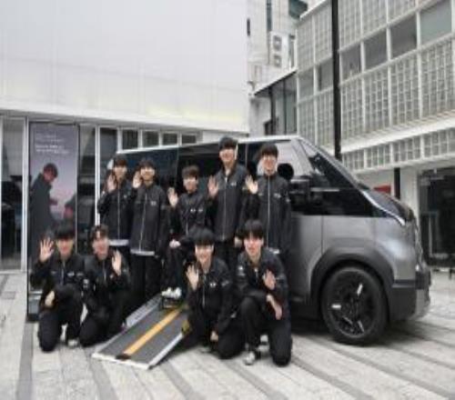 韓媒報(bào)道：起亞汽車向DplusKia旗下選手權(quán)載赫贈(zèng)送了輪椅專用車