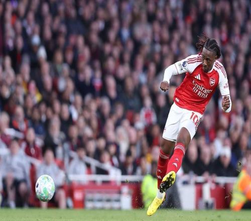 埃泽完成6次禁区外射门,追平本赛季英超单场最多纪录