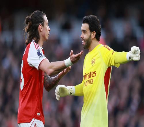 卡拉菲奧里秀蝎子擺尾式解圍，槍手球迷：為這下就該給他立個(gè)雕像