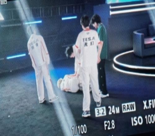 TES王者：書(shū)源調(diào)試過(guò)程中不慎摔倒賽前活動(dòng)更換為小小飛