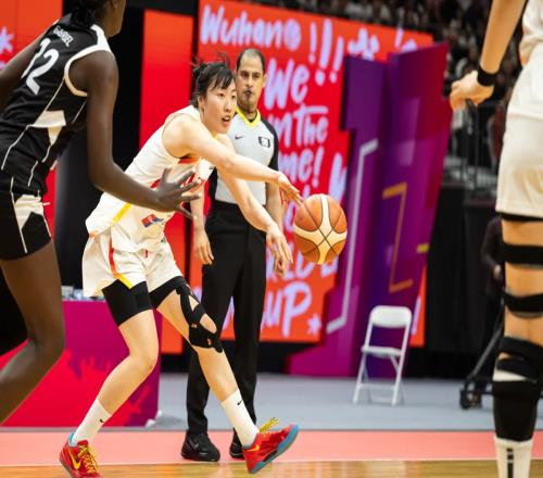 在場贏24分！中國女籃24歲1米86王牌閃耀：李夢替身變3D悍將
