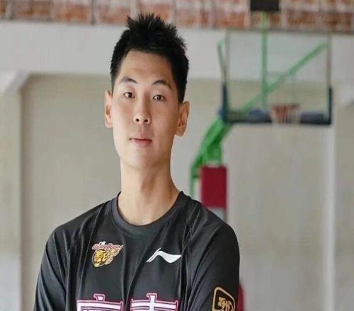 廣東男籃官宣崔永熙復出，莫蘭德公開炮轟楊鳴，郭艾倫將進行手術