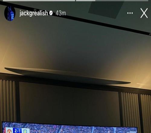 格拉利什曬觀賽照并稱(chēng)贊B費(fèi)：布魯諾絕對(duì)是位不可思議的球員