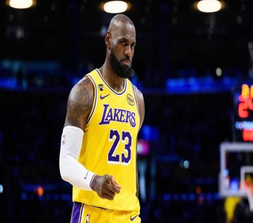 太棒，勒布朗詹姆斯稱贊現(xiàn)場(chǎng)屏幕上的小球迷助力湖人戰(zhàn)勝掘金