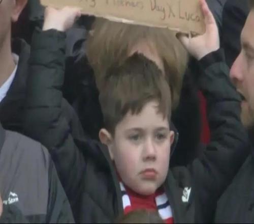 和母親節(jié)沖突，小球迷舉牌：抱歉媽媽?zhuān)沂鞘状维F(xiàn)場(chǎng)看曼聯(lián)