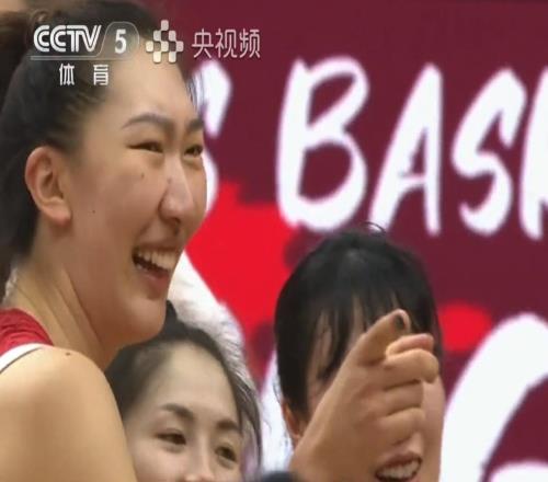 勝捷克！宮魯鳴與球員擊掌，韓旭與隊(duì)友笑開(kāi)花，全隊(duì)合影慶祝晉級(jí)