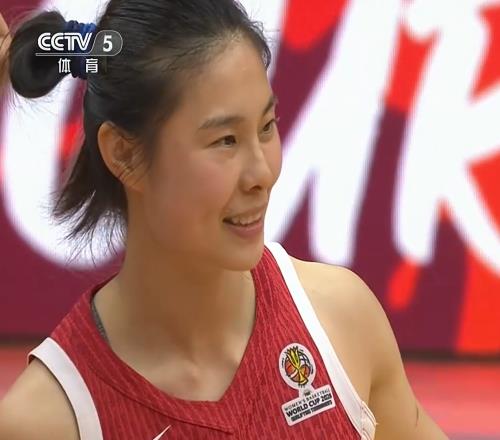 中國女籃晉級26年世界杯！王思雨笑得很開心，不斷與張子宇互動
