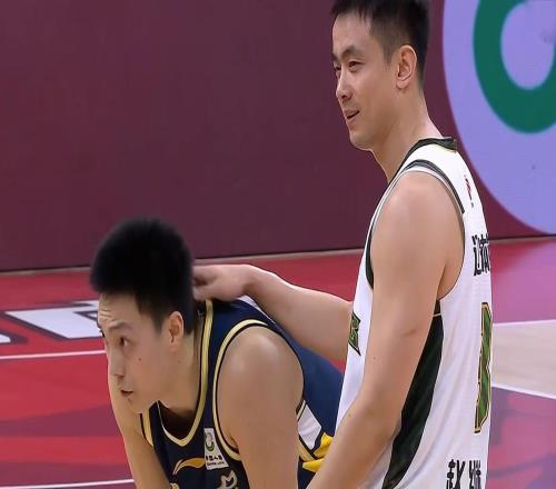 三大國(guó)手“逼宮”杜鋒廣東主場(chǎng)慘敗遼寧男籃，宏遠(yuǎn)老板提前離場(chǎng)