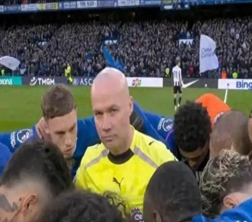 英超賽場(chǎng)現(xiàn)罕見一幕：裁判“站C位”成切爾西賽前動(dòng)員焦點(diǎn)